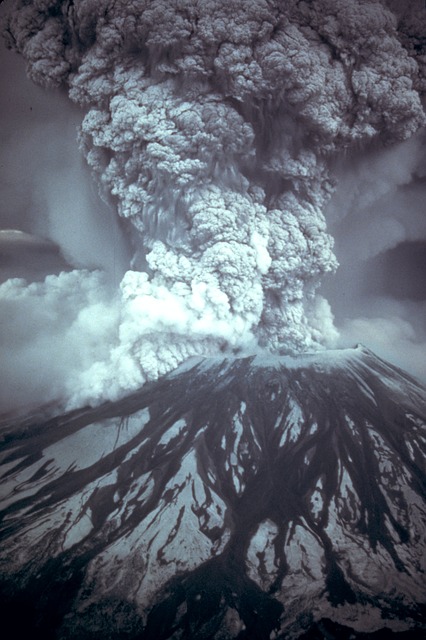 photo of mt st helens volcano erupting